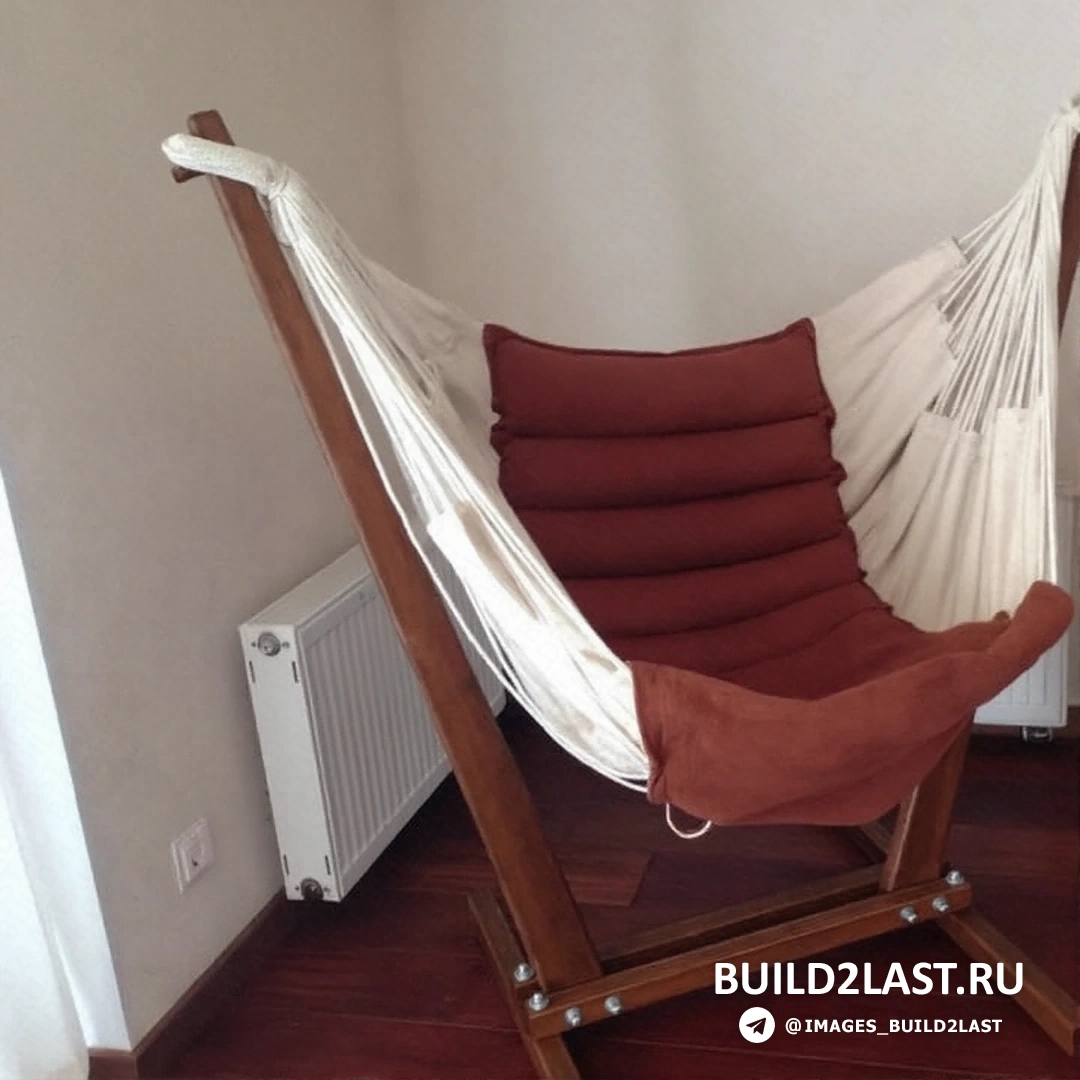 Гамак с рейками и досками на фоне ярких красных и синих элементов в интерьере